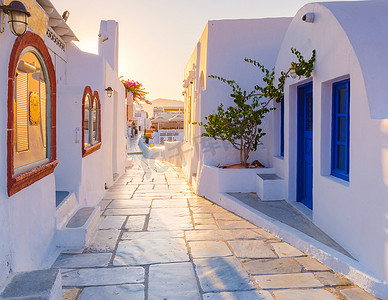 希腊伊亚圣托里尼海边的日出，传统的希腊村庄