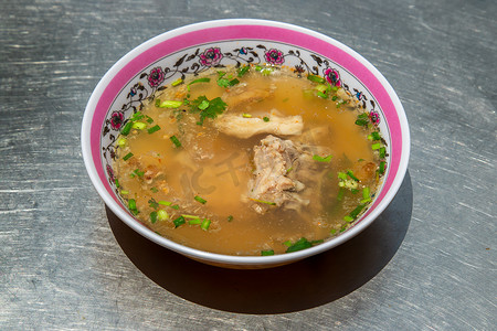 热腾腾的新鲜排骨汤，用酱油和胡椒粉调味。