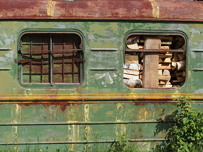 固定不动摄影照片_有木头的铁路货车