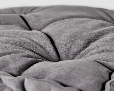 座垫采用柔软的灰色丝绒表面，营造舒适的内饰