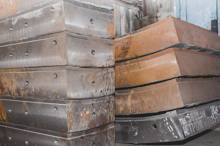 用于衬里蒸馏隧道和地下结构的铸铁管钢筋混凝土铸造产品存放在工业厂房的仓库中