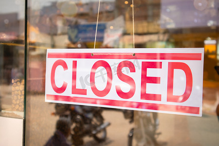 由于covid-19或冠状病毒爆发，企业或商店门前的标牌关闭 — 企业概念因封锁而关闭。