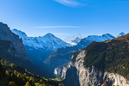 劳特布伦布赖特峰和瑞士阿尔卑斯山的壮丽全景