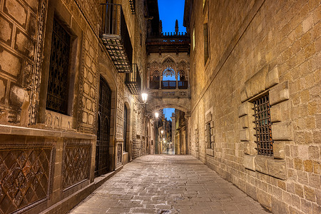 黄昏小巷摄影照片_巴塞罗那哥特区的小巷在晚上