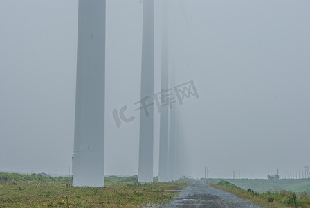 强势驻入摄影照片_雾气笼罩下的风力发电厂