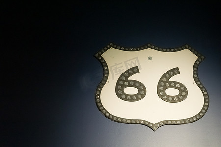 深色背景上的老式 66 号公路盾牌标志