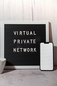 带有虚拟专用网络 VPN 文本的信板，带有手机白屏模拟模板，用于您的复制空间应用程序创建互联网协议，用于保护专用网络匿名安全可靠的互联网访问