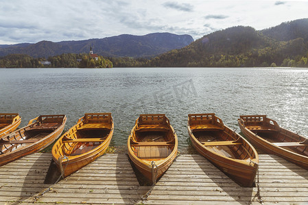 斯洛文尼亚布莱斯科湖上停泊的木船