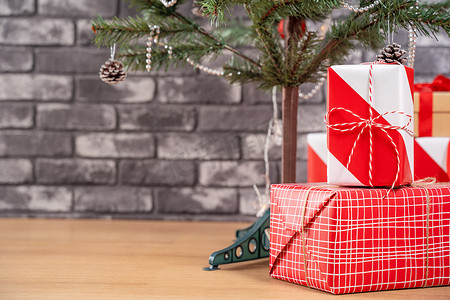 装饰圣诞树，包裹着美丽的红色和白色 gi