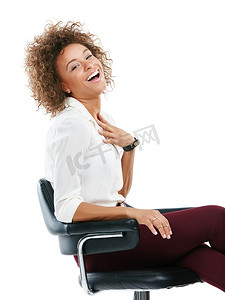 女商人，坐在白色工作室背景下，微笑着坐在椅子上大笑。