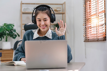 亚洲女学生在线学习课程学习在线视频通话变焦老师，快乐的亚洲女孩用电脑笔记本电脑在线学习英语。