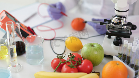 科学家化学家在化学实验室研究蔬菜和水果中有毒物质的含​​量