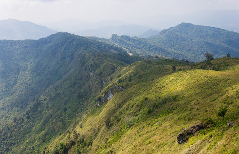 Phu Chi Fa 的绿色景观山与草甸天空和云彩