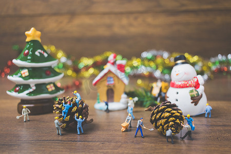 微型人物创造圣诞装饰的创意概念