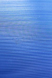 极简蓝色线条摄影照片_塑料上蓝色条纹的抽象背景