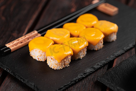 寿司卷配奶酪和筷子 — 亚洲日本料理概念