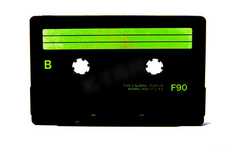 在白色背景上隔离的老式录音机录音带