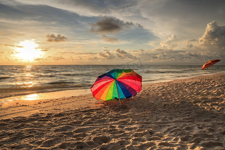 德尔诺威金斯州立公园白色沙滩上的彩虹伞