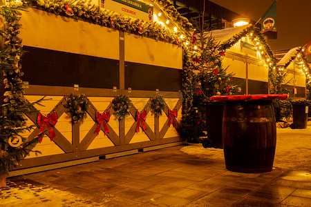室外圣诞背景摄影照片_波兰格但斯克 — 2022年12月传统圣诞市场节日夜间装饰和照明的街道。