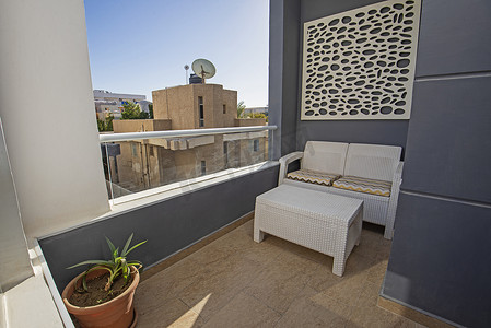 热带豪华公寓带椅子的露台阳台