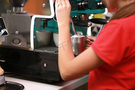 咖啡师女孩在咖啡机上准备咖啡
