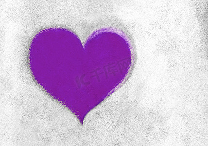 在混凝土墙上的紫罗兰色心脏