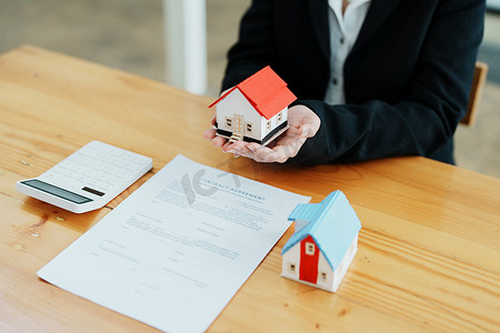 担保、抵押、协议、合同、签字，房地产经纪人在签署重要合同文件后将房子交付给客户