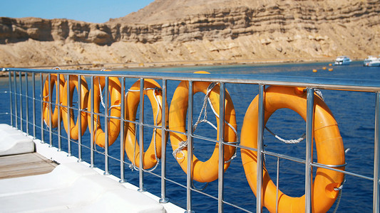 夏天，大海，橙色救生圈，挂在渡轮上，船上。