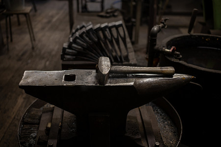 女贞锻造厂的铁匠工具和金属毛坯