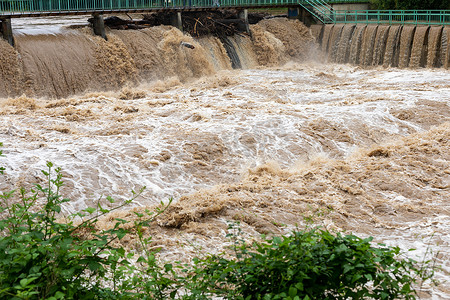 暴风雨过后的洪水——未收集到的水和土壤一起涌来