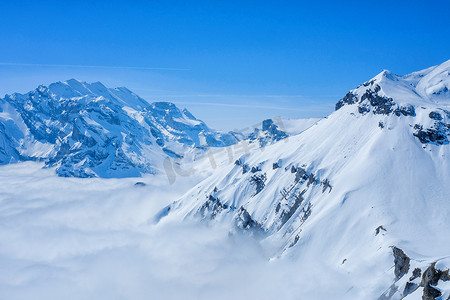 从 S 欣赏瑞士天际线的令人惊叹的雪山全景