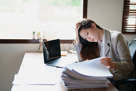 中小企业主、使用电脑和财务报表的人的肖像对扩大市场以提高投资业务能力的焦虑表达