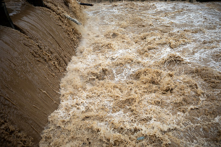 暴风雨过后的洪水——未收集到的水和土壤一起涌来