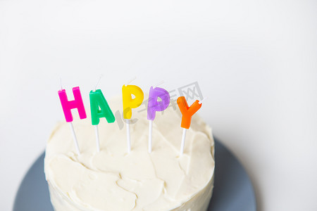 词句摄影照片_生日蛋糕，奶油海绵蛋糕上刻着幸福。
