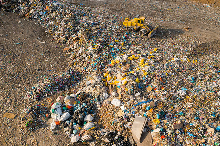 挖掘机从垃圾填埋场收集垃圾进行回收。