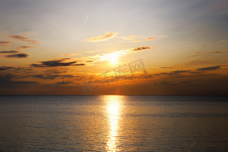 日落时海边的戏剧性天空