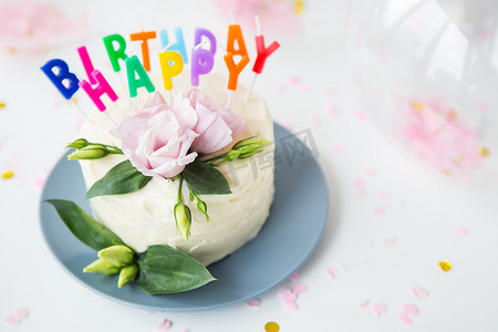 非常漂亮明亮的便当蛋糕，装饰着新鲜的洋桔梗花，背景是糖果和题字生日快乐，气球。