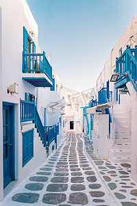 希腊米科诺斯希腊村空荡荡的街道，米科诺斯村色彩缤纷的街道