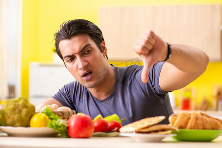 男人在健康和不健康食物之间做出艰难选择