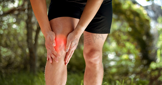 膝盖疼痛、腿部和公园跑步者、运动员以及在户外自然小径上的训练、锻炼和锻炼。