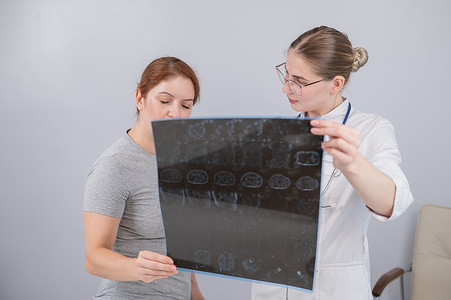 内脏器官摄影照片_女医生向女性患者解释内脏磁共振成像。