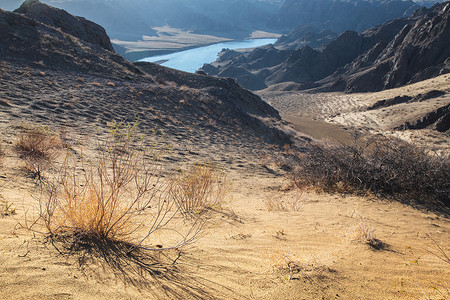 从远处看哈萨克斯坦伊犁干旱草原的河流，中亚景观