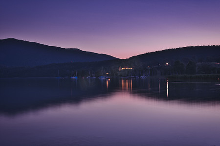 德国巴伐利亚州泰根湖的格蒙德附近，泰根湖的水反射着紫色的暮光