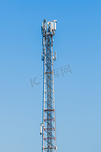 蓝天背景下的天线信号无线电高移动通信网络