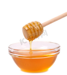 蜂蜜从木勺里滴下来。