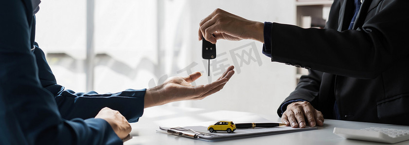 汽车租赁和保险概念，年轻推销员在与批准租赁或购买的协议合同签订后提供汽车是客户的关键。
