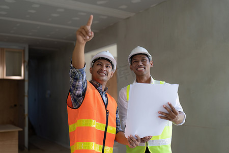 专业建筑师设计师结构工程师团队同事讨论建筑规划设计项目