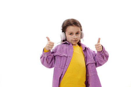 小学生，戴着无线耳机的可爱小女学生，用手做手势，对着镜头竖起大拇指