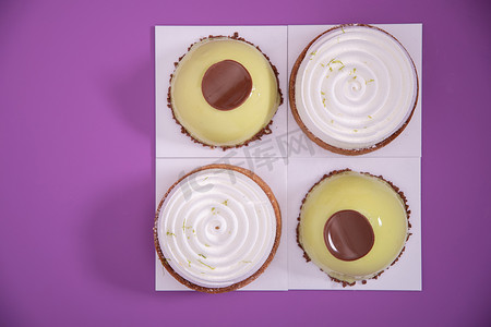 蛋糕烘焙海报摄影照片_紫色背景上的各种原创蛋糕顶视图盒，烹饪