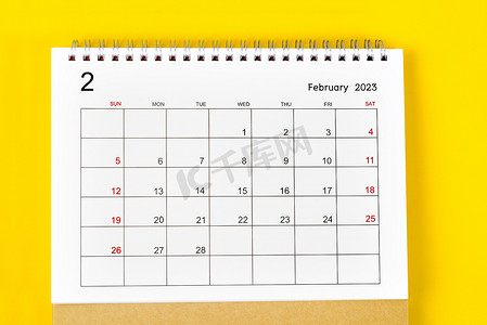 2023 年 2 月 2023 年黄色背景月度台历。